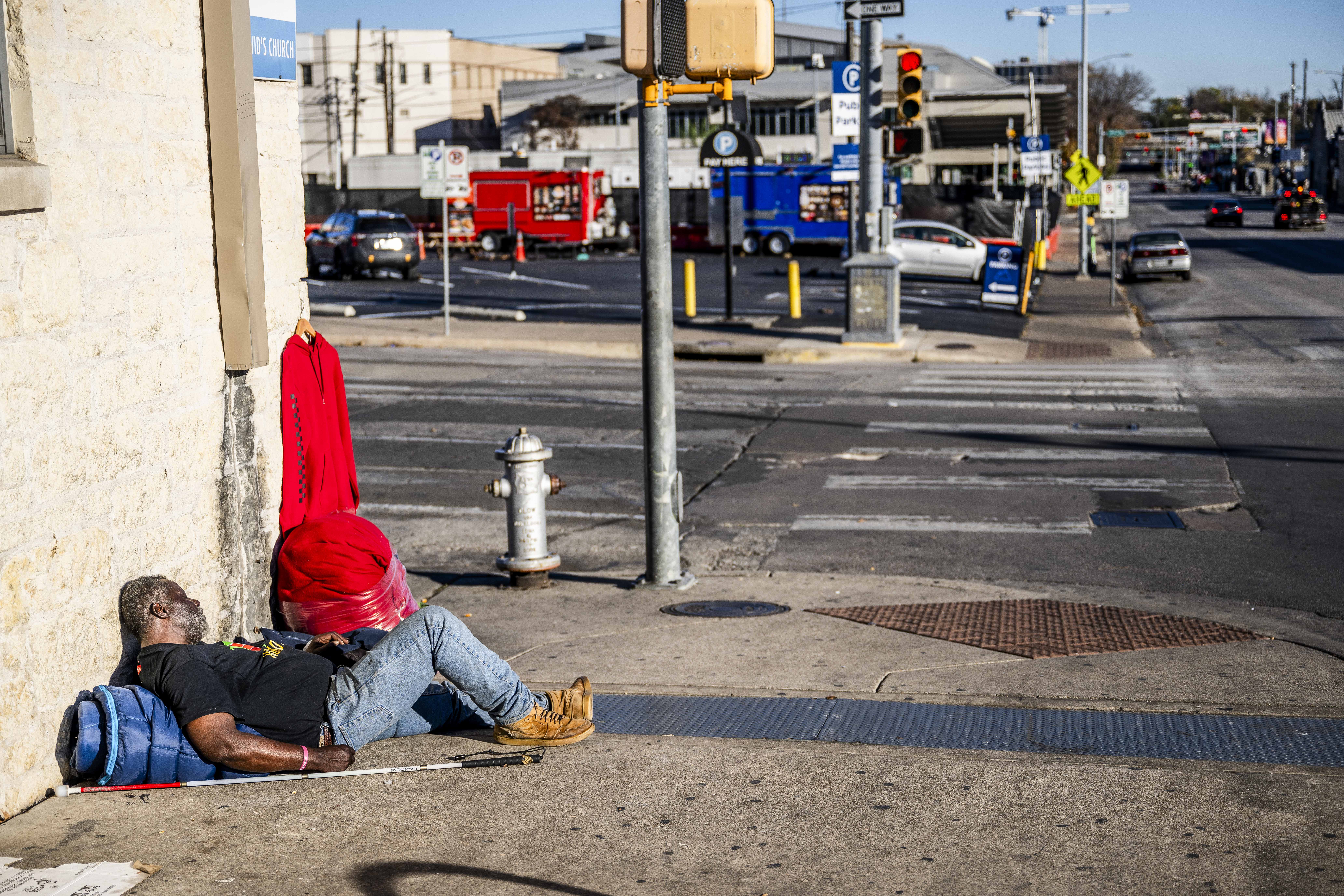 Một người vô gia cư ngủ trên một góc đường ở trung tâm thành phố Austin, Texas, hôm 18/12/2023. (Ảnh: Brandon Bell/Getty Images)