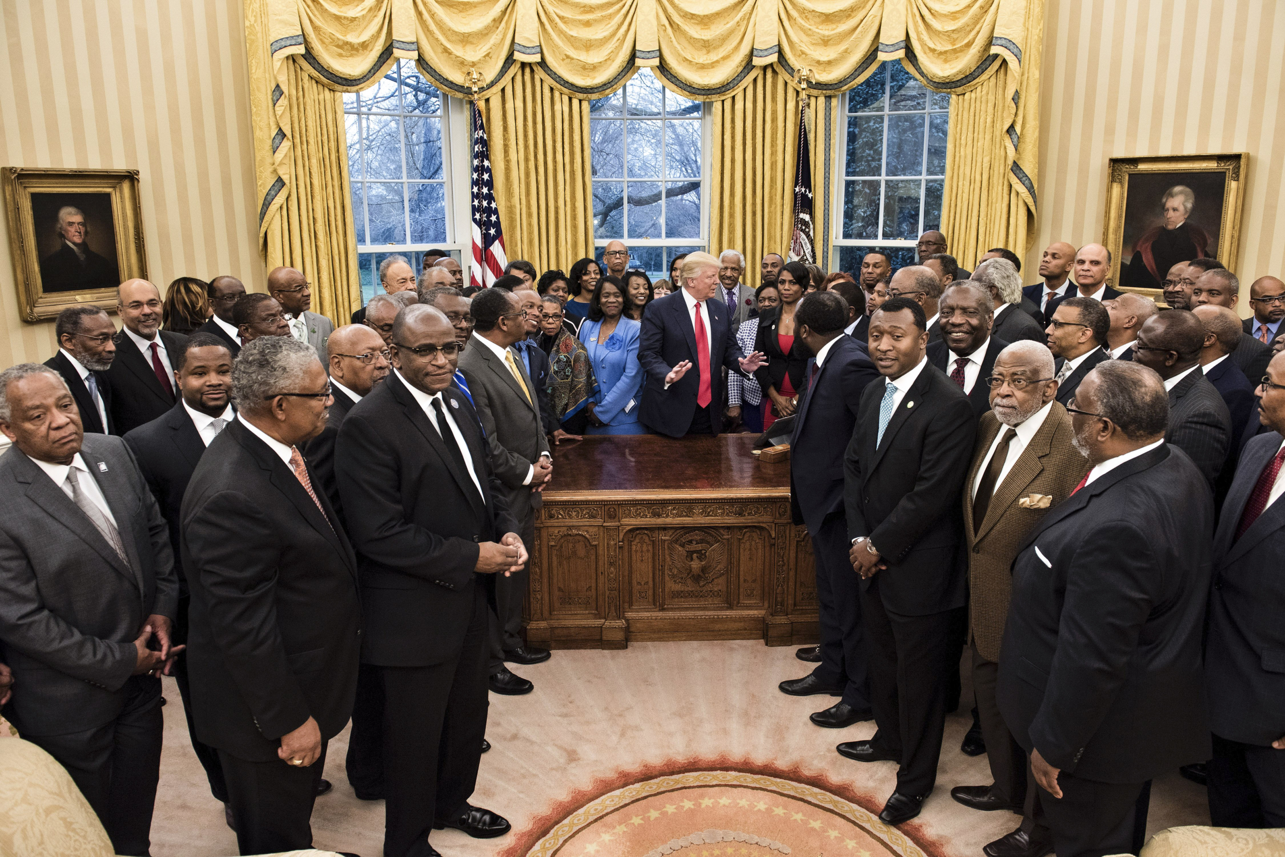 Tổng thống Donald Trump chuẩn bị chụp hình cùng với lãnh đạo của các trường đại học và cao đẳng trong lịch sử dành cho người Mỹ gốc Phi Châu tại Oval Office của Tòa Bạch Ốc ở Hoa Thịnh Đốn vào ngày 27/02/2017. (Ảnh: Brendan Smialowski/AFP qua Getty Images)