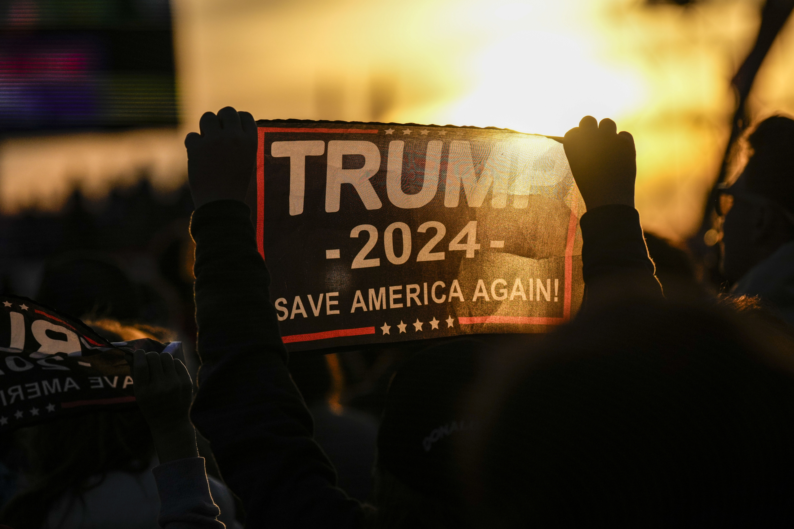 Những người ủng hộ cựu Tổng thống Donald Trump chờ đợi ông đến tại một cuộc tập hợp dành cho Đảng Cộng Hòa Ohio tại Phi trường Quốc tế Dayton ở Vandalia, Ohio, vào ngày 07/11/2022. (Ảnh: Drew Angerer/Getty Images)