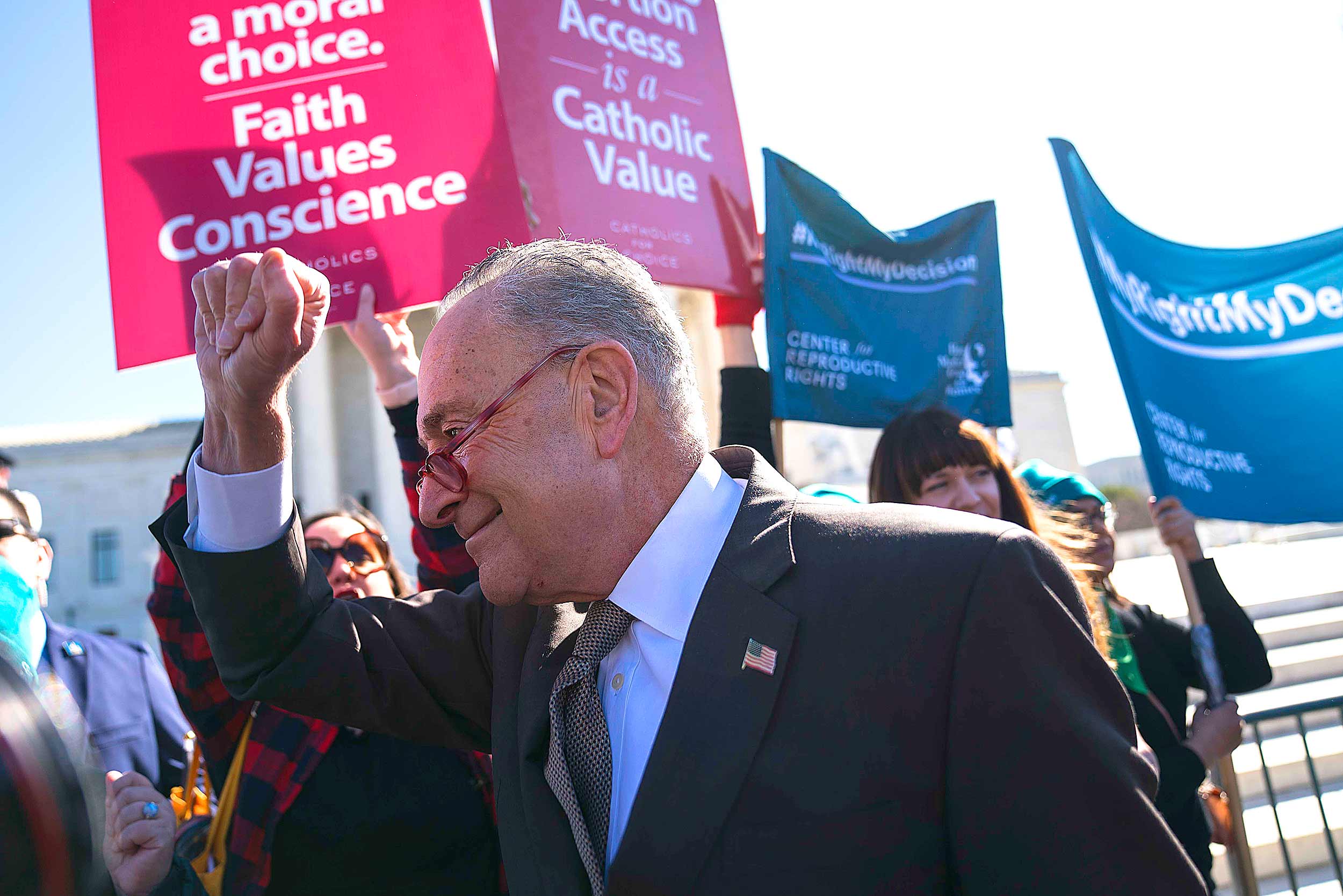 Thượng nghị sĩ Chuck Schumer (Dân Chủ-New York) giơ nắm đấm tại một cuộc biểu tình ủng hộ phá thai bên ngoài Tối cao Pháp viện ở Hoa Thịnh Đốn vào ngày 04/03/2020. (Ảnh: Sarah Silbiger/Getty Images)