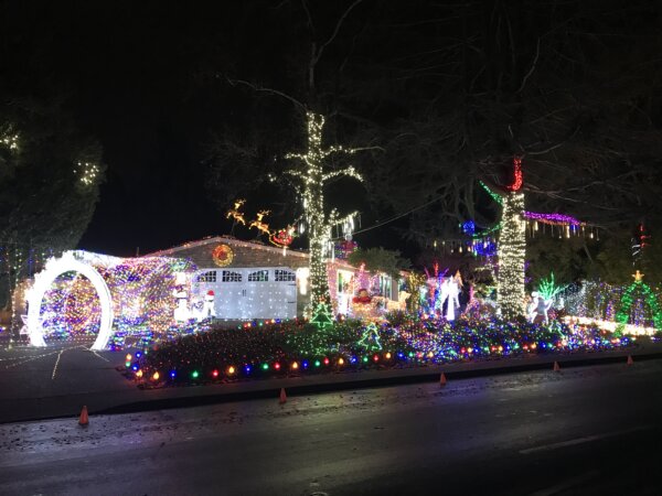 Ngôi nhà của bà Terri Perez, “Quý bà Đèn Giáng Sinh,” được trang hoàng Giáng Sinh ở Danville, California, hôm 19/12/2023. (Ảnh: Helen Billings/The Epoch Times)
