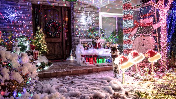 Ngôi nhà của bà Terri Perez, “Quý bà Đèn Giáng Sinh,” được trang hoàng Giáng Sinh ở Danville, California, hôm 19/12/2023. (Ảnh: Helen Billings/The Epoch Times)