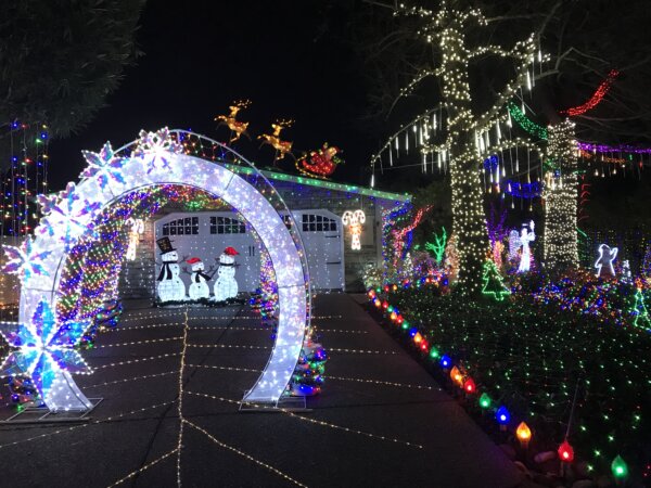 Một đường hầm làm bằng đèn tại nhà của bà Terri Perez, “Quý bà Đèn Giáng Sinh,” ở Danville, California, hôm 19/12/2023. (Ảnh: Helen Billings/The Epoch Times)