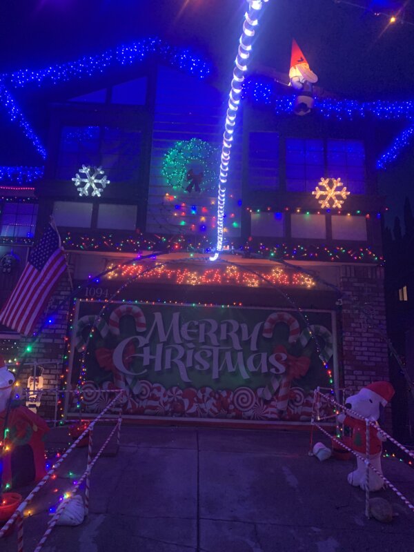 Ngôi nhà của bà Cindy và ông John Bruno được trang hoàng Giáng Sinh ở Concord, California, hôm 19/12/2023. (Ảnh: Helen Billings/The Epoch Times)