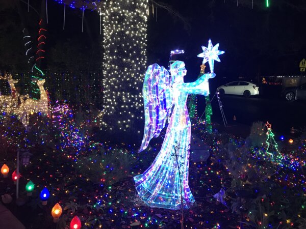 Một bức tượng thiên thần phát sáng tại nhà của bà Terri Perez, “Quý bà Đèn Giáng Sinh,” ở Danville, California, hôm 19/12/2023. (Ảnh: Helen Billings/The Epoch Times)