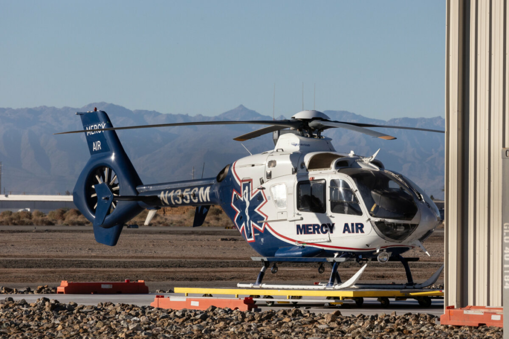 Một chiếc trực thăng của Mercy Air ở Imperial, California, hôm 06/12/2023. (Ảnh: John Fredricks/The Epoch Times)
