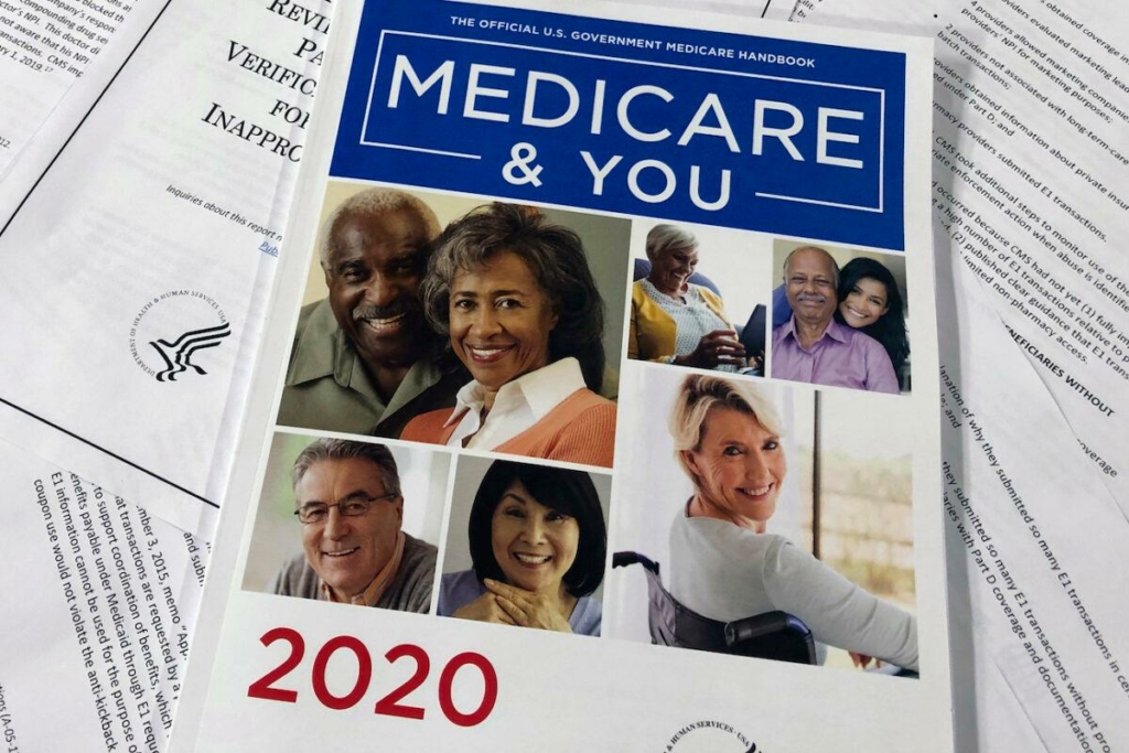 Sổ tay Medicare Chính thức của Chính phủ Hoa Kỳ năm 2020 trên các trang của Báo cáo của Bộ Y tế và Dịch vụ Nhân sinh, Văn phòng Tổng Thanh tra, được chụp ảnh tại Hoa Thịnh Đốn, vào ngày 13/02/2020. (Ảnh: AP Photos/Wayne Partlow)