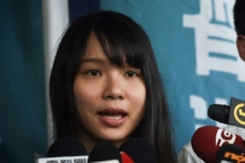Nhà hoạt động ủng hộ dân chủ Chu Đình (Agnes Chow) nói với báo chí sau khi cô được tại ngoại tại Tòa Sơ thẩm phía Đông ở Hồng Kông vào ngày 30/08/2019. (Ảnh: Lillian Suwanrumpha/AFP qua Getty Images)