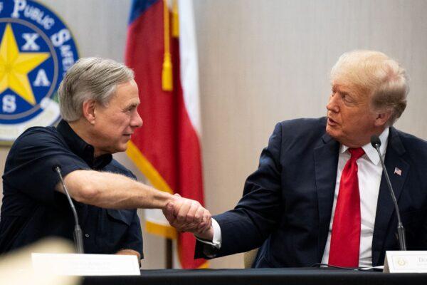 Thống đốc Texas Greg Abbott và cựu Tổng thống Donald Trump bắt tay trong một cuộc họp về an ninh biên giới ở Weslaco, Texas, vào ngày 30/06/2021. (Ảnh: Brandon Bell/Getty Images)