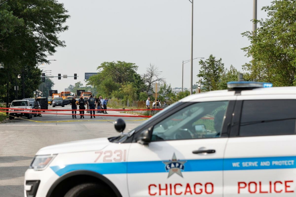 Các nhân viên chấp pháp điều tra hiện trường vụ án giáp ranh giới giữa khu Morgan Park và West Pullman tại Chicago, Illinois, ngày 07/07/2021. (Ảnh: Kamil Krzaczynski/Getty Images)