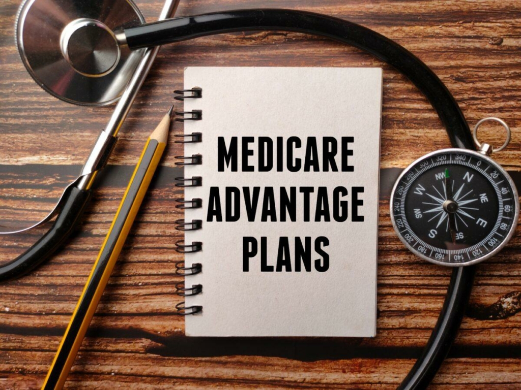 Chương trình Medicare Advantage cung cấp nhiều quyền lợi hơn Medicare ban đầu, bao gồm các dịch vụ về thị lực, nha khoa, thính giác, và có thể cả các dịch vụ chăm sóc phòng ngừa. (Ảnh: Azrin Aziri/ShutterStock)