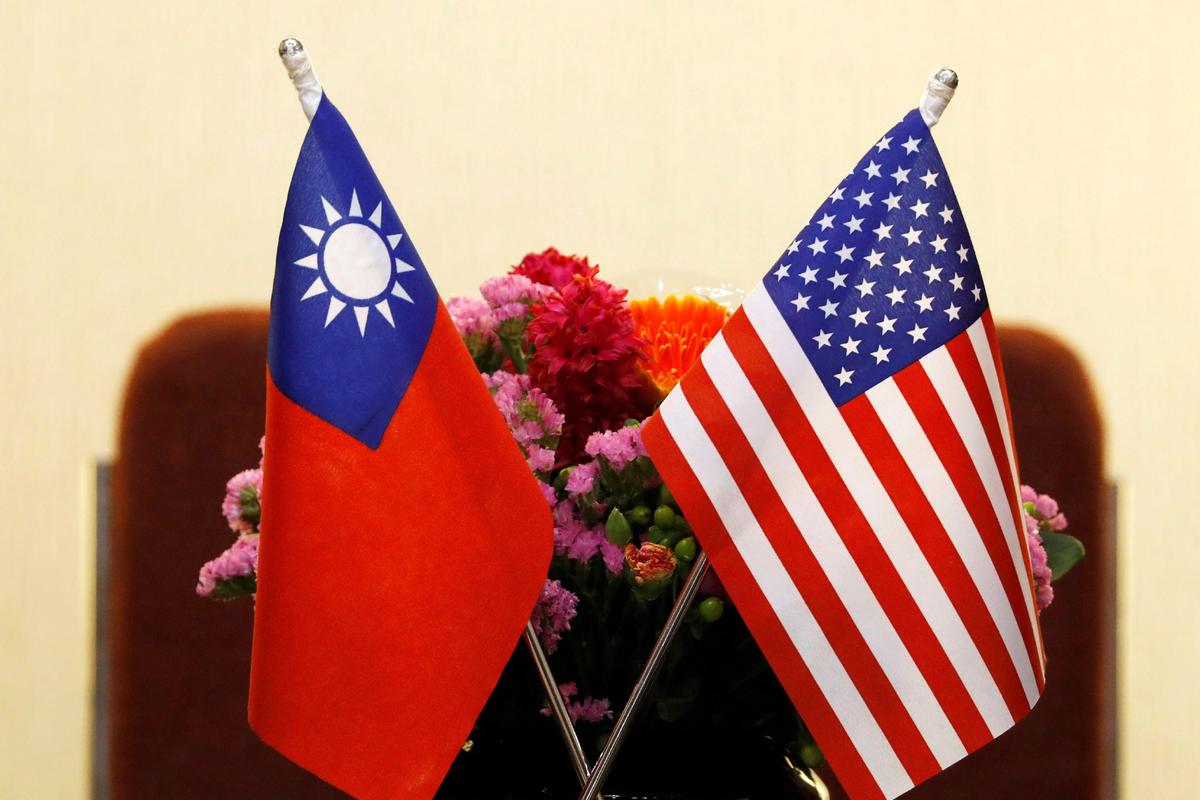 Cờ của Đài Loan và Hoa Kỳ được bài trí trong cuộc gặp giữa Chủ tịch Ủy ban Ngoại giao Hạ viện Hoa Kỳ Ed Royce và ông Tô Gia Toàn (Su Chia-chyuan), Chủ tịch Lập pháp viện tại Đài Bắc, Đài Loan, vào ngày 27/03/2018. (Ảnh: Tyrone Siu/Reuters)