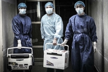 Các bác sĩ mang nội tạng đi phẫu thuật cấy ghép tại một bệnh viện ở tỉnh Hà Nam, Trung Quốc, vào ngày 16/08/2012. (Ảnh: Ảnh chụp màn hình/Sohu.com)