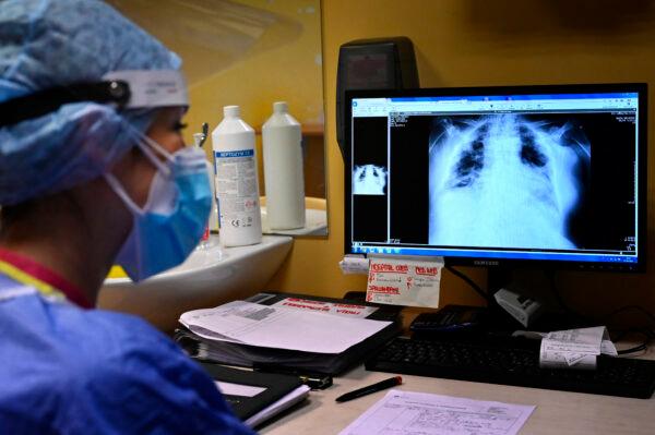 Một y tá xem ảnh chụp X-quang phổi của một bệnh nhân nhiễm COVID-19 tại bệnh viện Casalpalocco, phía nam Rome, Ý, vào ngày 13/10/2021. (Ảnh: Alberto Pizzoli/AFP qua Getty Images)