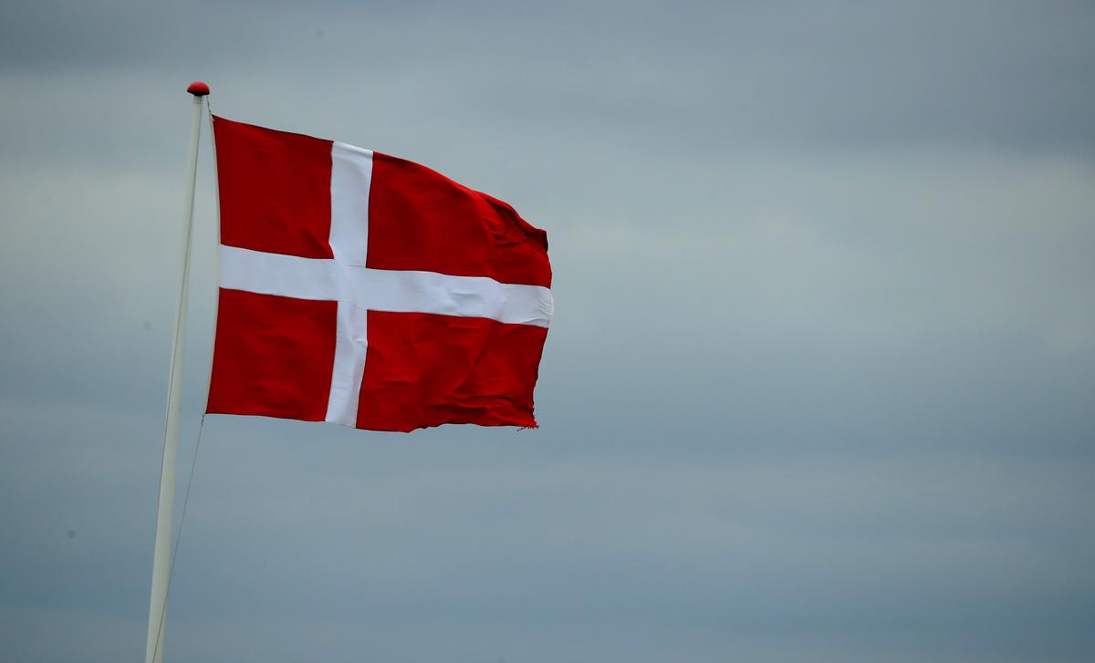 Một lá cờ Đan Mạch lớn tung bay trong sự kiện Pro Am trước khi bắt đầu giải golf Made in Denmark tại Himmerland Golf & Spa Resort ở Aalborg, Đan Mạch, vào ngày 22/05/2019. (Ảnh: Andrew Redington/Getty Images)