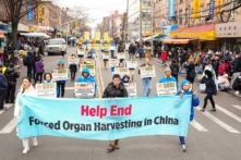 Các học viên Pháp Luân Công đi bộ trong cuộc diễu hành nêu bật cuộc đàn áp đức tin bởi chính quyền Trung Quốc, ở Brooklyn, New York, vào ngày 26/02/2023. (Ảnh: Larry Dye/The Epoch Times)