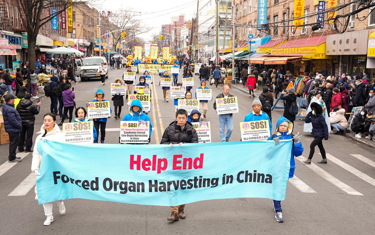 Các học viên Pháp Luân Công đi bộ trong cuộc diễu hành nêu bật cuộc đàn áp đức tin bởi chính quyền Trung Quốc, ở Brooklyn, New York, vào ngày 26/02/2023. (Ảnh: Larry Dye/The Epoch Times)