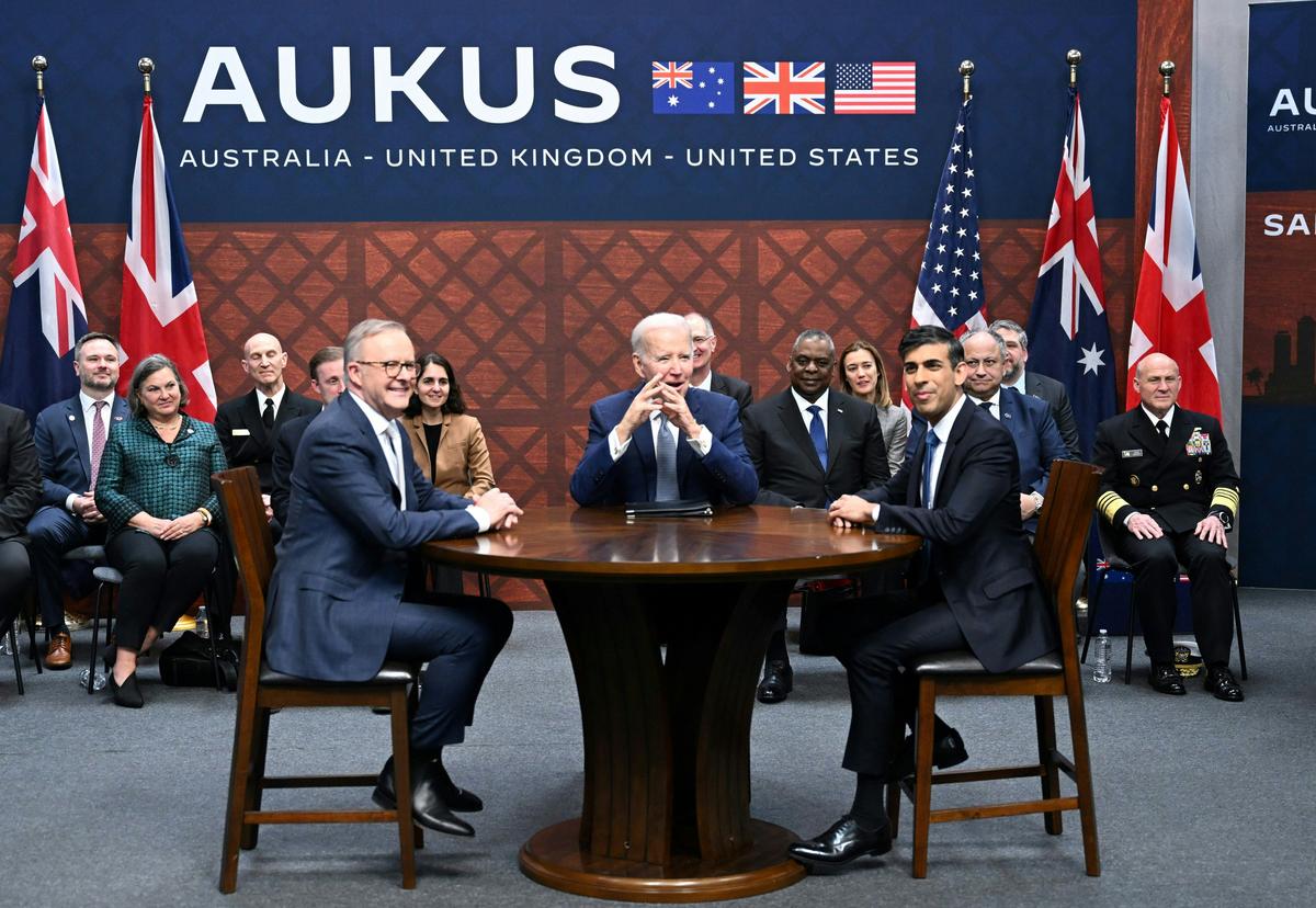 Tổng thống Joe Biden (Giữa) tham dự cuộc gặp ba bên với Thủ tướng Anh Rishi Sunak (Phải) và Thủ tướng Úc Anthony Albanese (Trái) trong hội nghị thượng đỉnh AUKUS tại Căn cứ Hải quân Loma ở San Diego, California, hôm 13/03/2023. (Ảnh: Jim Watson/AFP qua Getty Images)