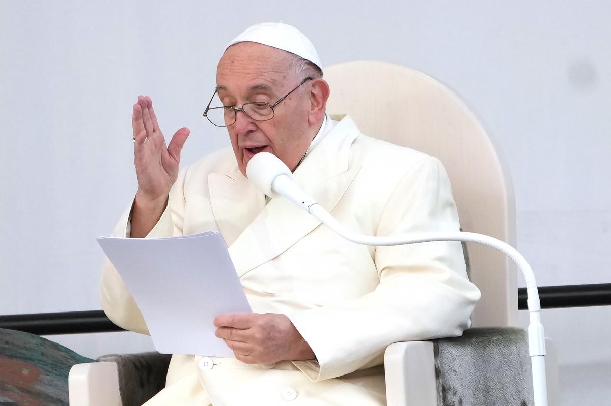 Giáo hoàng nói rằng các linh mục Công Giáo có thể ban phước lành cho các đôi đồng giới, nhưng không chấp thuận kết hôn đồng giới