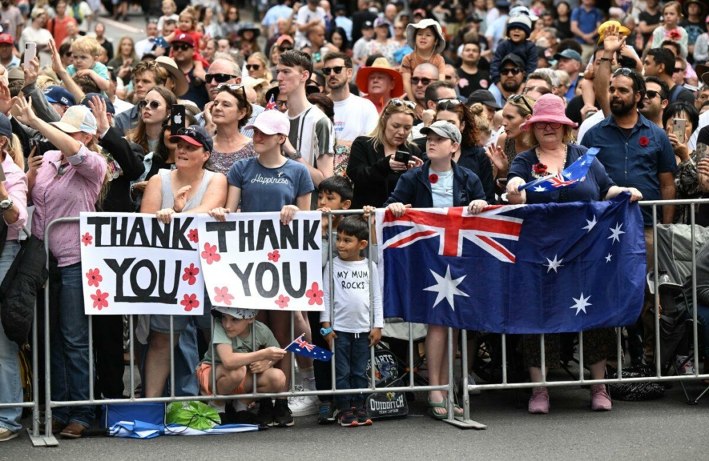 Đám đông nhìn các cựu chiến binh diễn hành trong Ngày ANZAC tháng Ba ở Brisbane, Úc, hôm 25/04/2023. (Ảnh: AAP Image/Darren England)