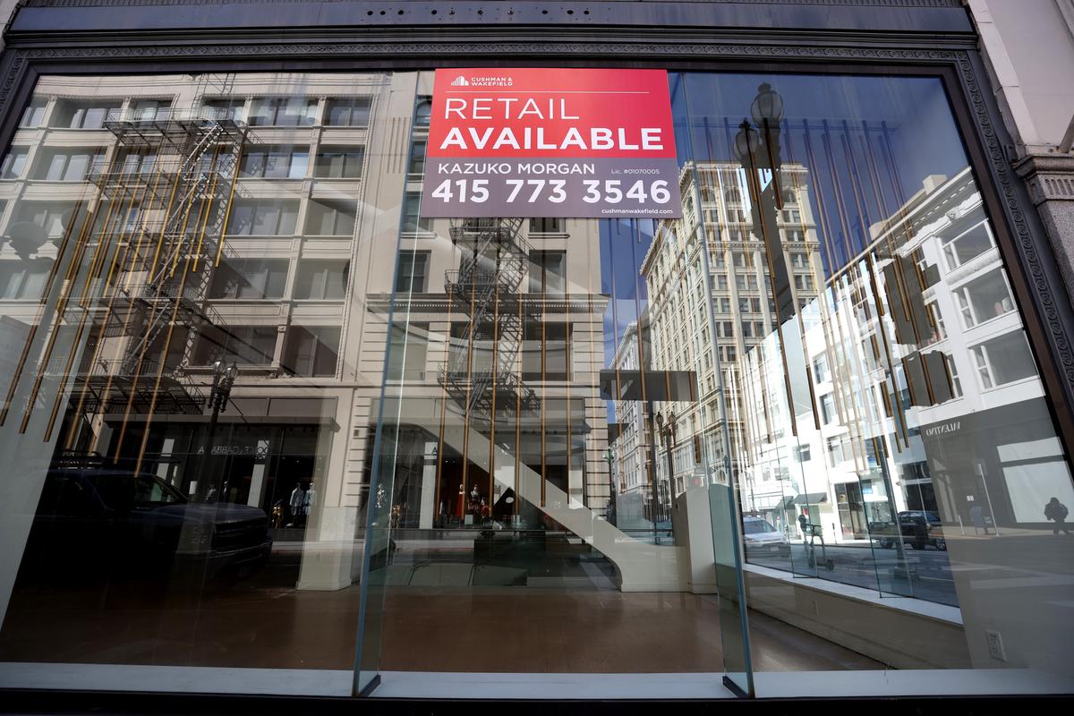 Một tấm biển cho thuê treo trên cửa sổ của một cơ sở kinh doanh đã đóng cửa ở San Francisco, California, hôm 14/06/2021. (Ảnh: Justin Sullivan/Getty Images)