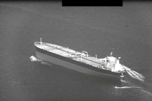 Các tàu tấn công nhanh của Hải quân thuộc Vệ binh Cách mạng Hồi giáo Iran đang tấn công tàu chở dầu Niovi của Panama khi đi qua Eo biển Hormuz từ Dubai đến cảng Fujairah ở Các Tiểu vương quốc Ả Rập Thống nhất, Vịnh Ả Rập hồi đầu ngày 03/05/2023, xuất hiện trong ảnh chụp màn hình từ một video được Hải quân Hoa Kỳ cung cấp hôm 03/05/2023. (Ảnh: Bộ Tư lệnh Trung tâm Lực lượng Hải quân Hoa Kỳ/Hạm đội 5 Hoa kỳ/Tư liệu báo chí qua Reuters, Ảnh tư liệu)