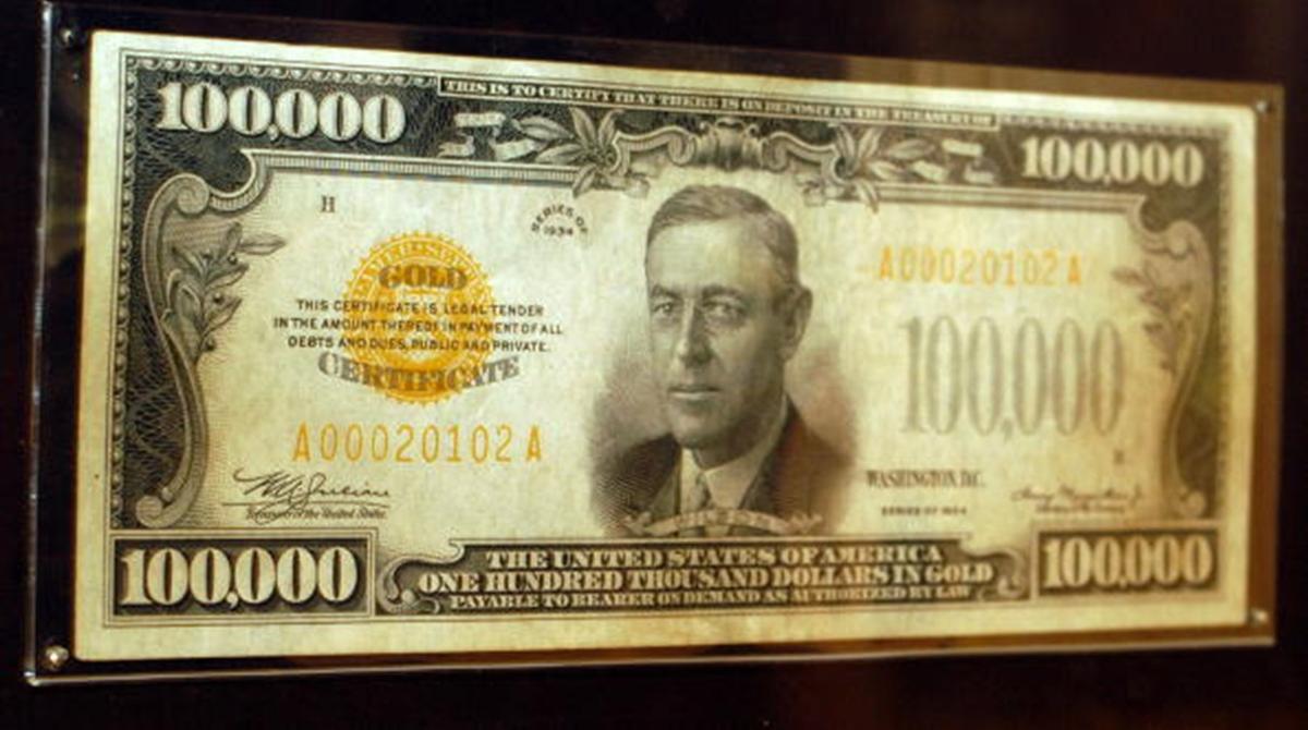 Một tấm chứng chỉ vàng trị giá 100,000 USD được trưng bày tại Ngân hàng Dự trữ Liên bang Philadelphia, năm 2003. (Ảnh: William Thomas Cain/Getty Images)