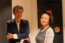 Ngoại trưởng Úc Penny Wong (trái) gặp gỡ ký giả Thành Lôi của Úc (phải) khi đến Phi trường Melbourne, Úc hôm 11/10/2023. (Ảnh do Bộ Ngoại giao và Thương mại (DFAT) cung cấp)