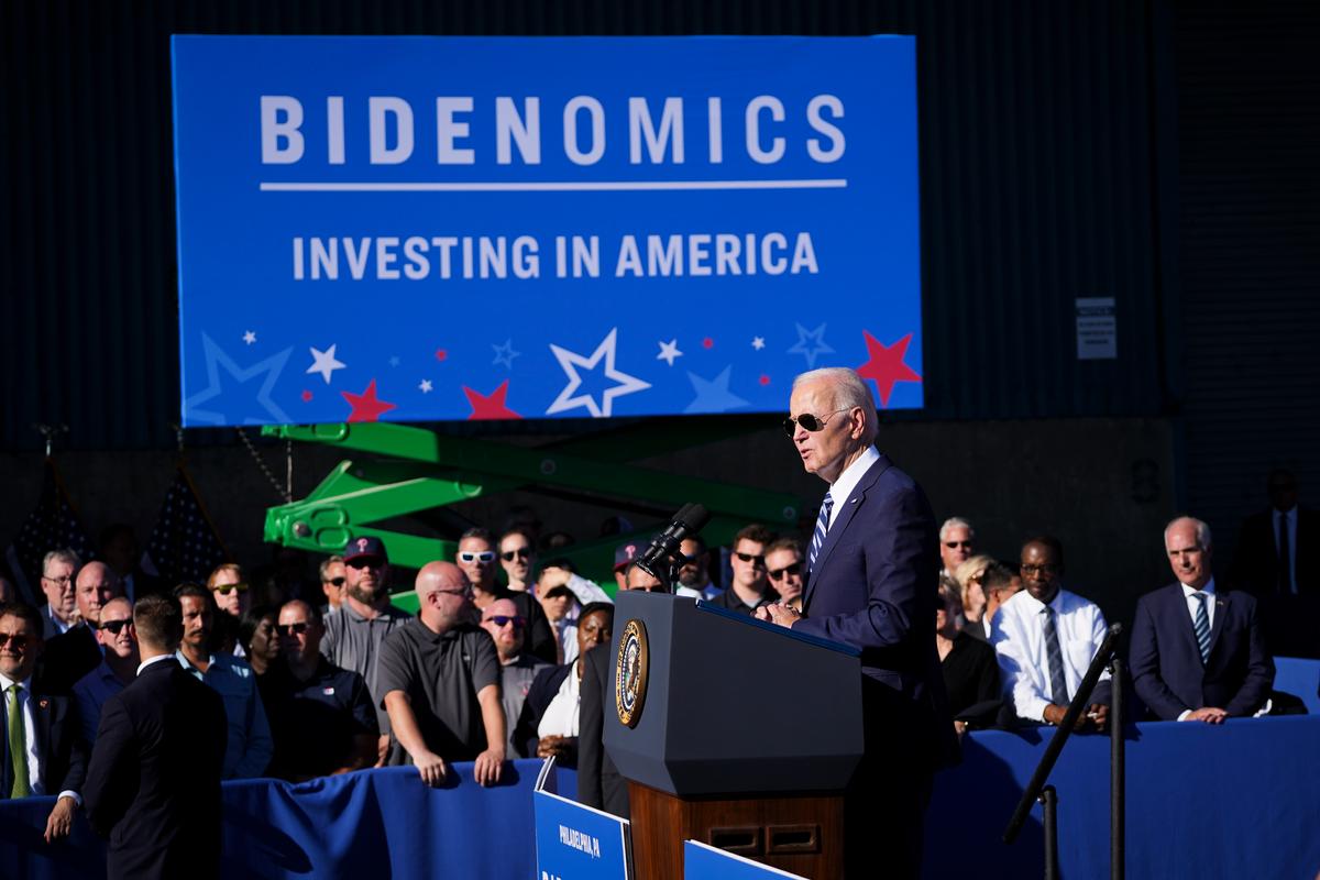 Tổng thống Joe Biden nói về các chính sách kinh tế Biden (Bidenomics), công bố các khoản đầu tư cho sản xuất sạch tại các trung tâm hydro sạch khu vực ở Nhà ga Hàng hải Tioga ở Philadelphia, Pennsylvania, hôm 13/10/2023. (Ảnh: Madalina Vasiliu/The Epoch Times)