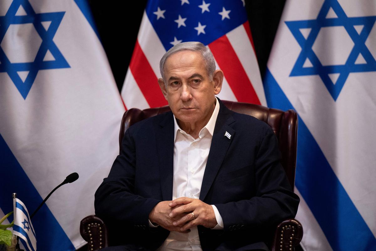 Thủ tướng Israel Benjamin Netanyahu ngồi chờ đến giờ bắt đầu cuộc họp nội các về chiến tranh của Israel, tại Tel Aviv, Israel, hôm 18/10/2023. (Ảnh: Brendan Smialowski/AFP qua Getty Images)