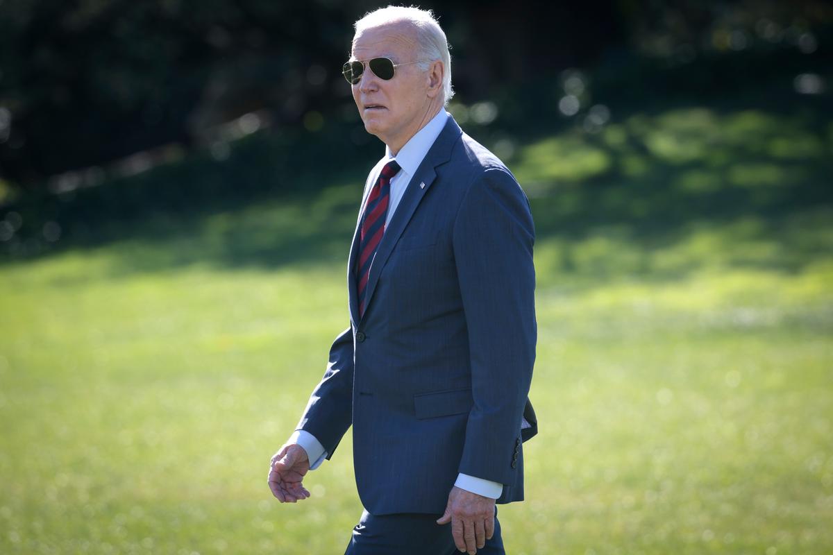 Tổng thống Hoa Kỳ Joe Biden rời Tòa Bạch Ốc ở Hoa Thịnh Đốn hôm 14/11/2023. Theo lịch trình, ông Biden sẽ tới California để tham dự hội nghị thượng đỉnh APEC ở San Francisco. (Ảnh: Win McNamee/Getty Images)