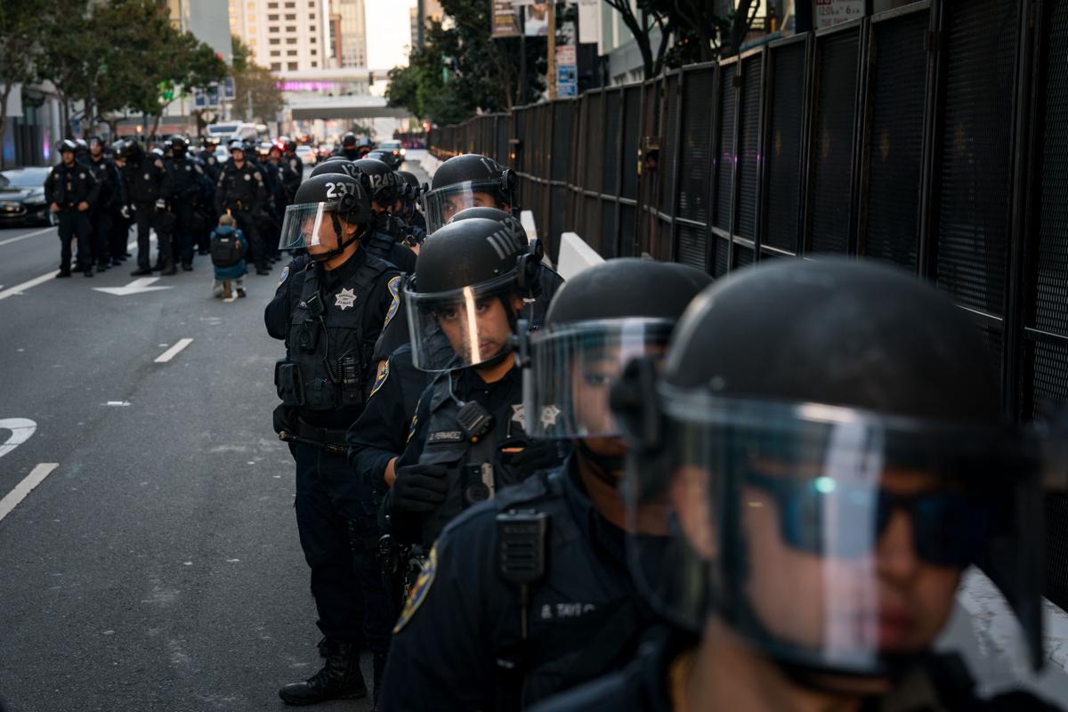 Cảnh sát đến để giúp hộ tống xe cộ bị chặn bởi những người biểu tình phản đối hội nghị thượng đỉnh thương mại toàn cầu Hợp tác Kinh tế Châu Á-Thái Bình Dương (APEC) đang hướng tới Trung tâm Moscone ở San Francisco, California, hôm 12/11/2023. (Ảnh: Kent Nishimura/Getty Images)