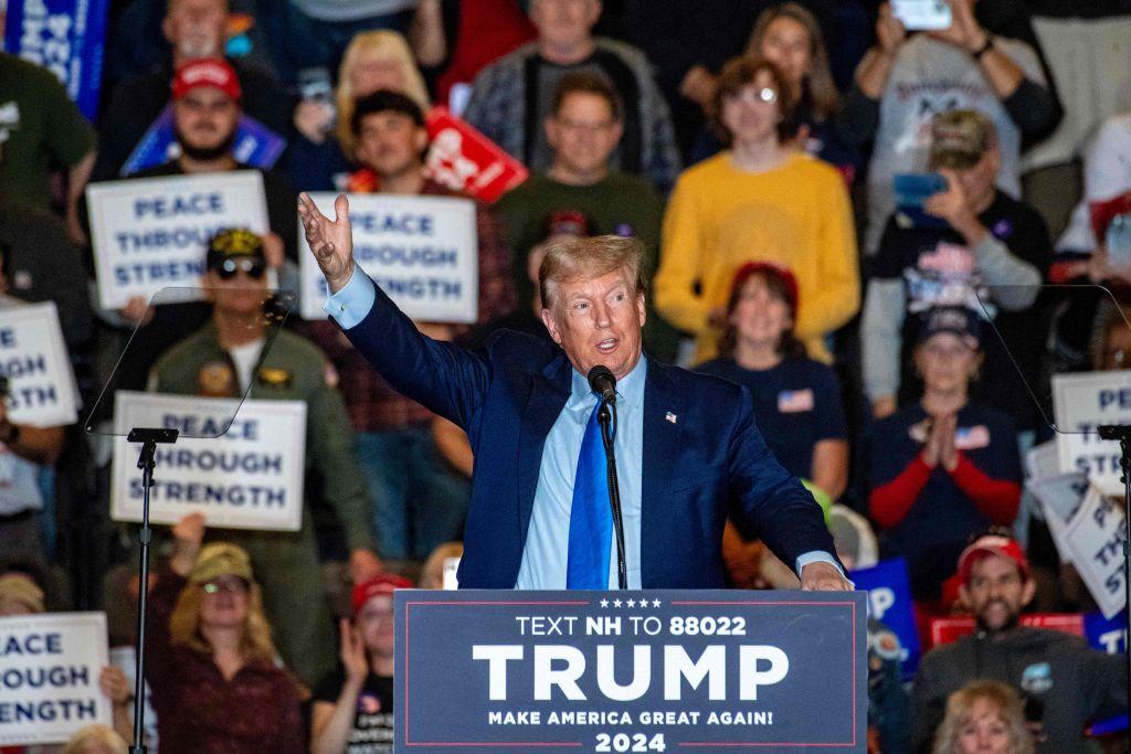 Ông Donald Trump, cựu tổng thống Hoa Kỳ và là ứng cử viên tổng thống thuộc Đảng Cộng Hòa năm 2024 trình bày tại một cuộc vận động tranh cử ở Claremont, New Hampshire, hôm 11/11/2023. (Ảnh: Joseph Prezioso/AFP qua Getty Images)
