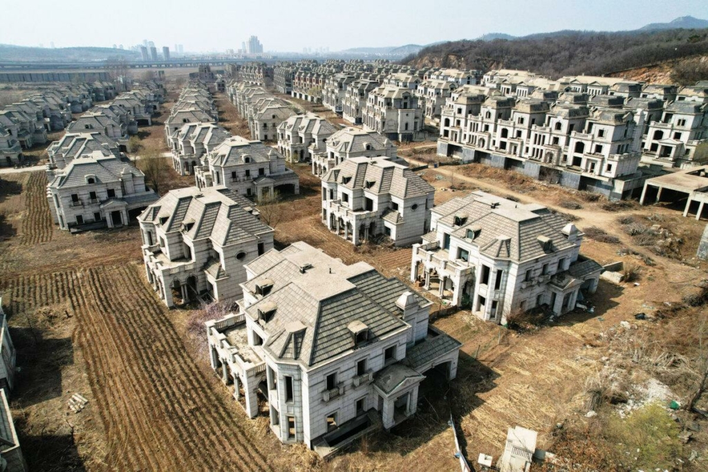 Ảnh chụp từ trên không cho thấy những ngôi biệt thự bỏ hoang ở ngoại ô Thẩm Dương, tỉnh Liêu Ninh, đông bắc Trung Quốc hôm 31/3/2023. Ngành địa ốc Trung Quốc đang suy thoái kỷ lục. (Ảnh: Jade Gao/AFP qua Getty Images)