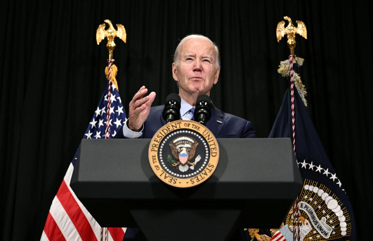 Tổng thống Joe Biden đưa ra nhận xét về việc thả con tin khỏi Gaza ở Nantucket, Massachusetts, hôm 26/11/2023. (Ảnh: Brendan Smialowski/AFP qua Getty Images)
