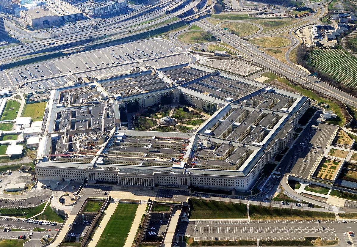 Hạ viện thông qua gói chi tiêu quốc phòng lớn bất chấp sự phản đối về FISA