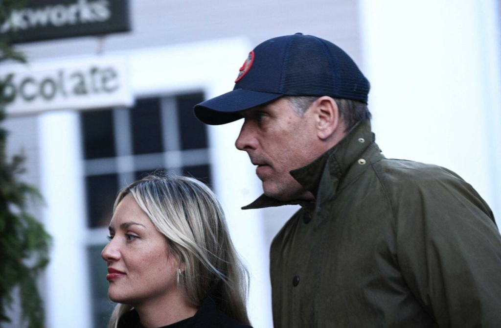 Ông Hunter Biden và vợ, bà Melissa Cohen, đi đến một nhà sách ở Nantucket, Massachusetts, hôm 24/11/2023. (Ảnh: Brendan Smialowsi/AFP qua Getty Images)