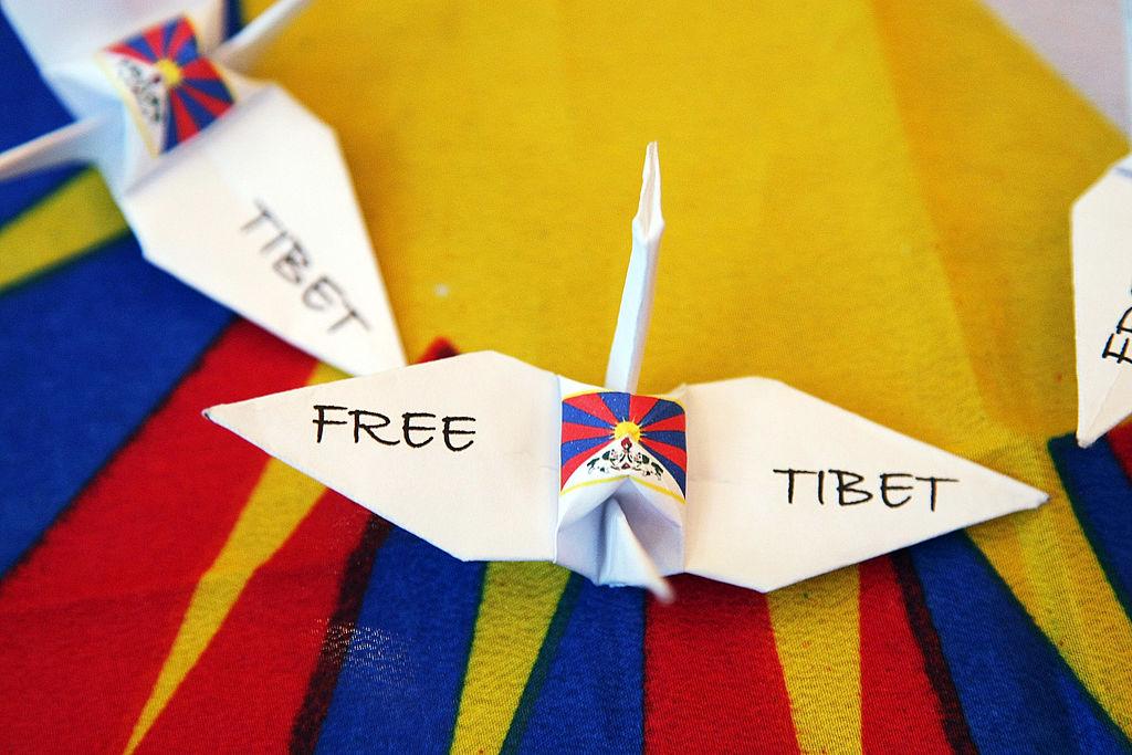 Những con hạc giấy Origami “Tây Tạng Tự do” được trưng bày khi những người biểu tình ủng hộ Tây Tạng vẫy cờ trước khi Đức Đạt Lai Lạt Ma tổ chức một cuộc họp báo tại khách sạn Hilton Narita ở Narita, Nhật Bản, hôm 10/04/2008. (Ảnh: Koichi Kamoshida/Getty Images)