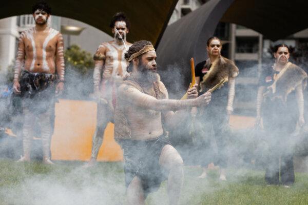 Các nghệ sĩ bản địa biểu diễn Chào mừng đến với Đất nước trong nghi lễ đốt cây tạo khói trước lễ tang cấp quốc gia dành cho nhà hoạt động Jack Charles tại Hamer Hall ở Melbourne, Úc, hôm 18/10/2022. (Ảnh: Asanka Ratnayake/Getty Images)