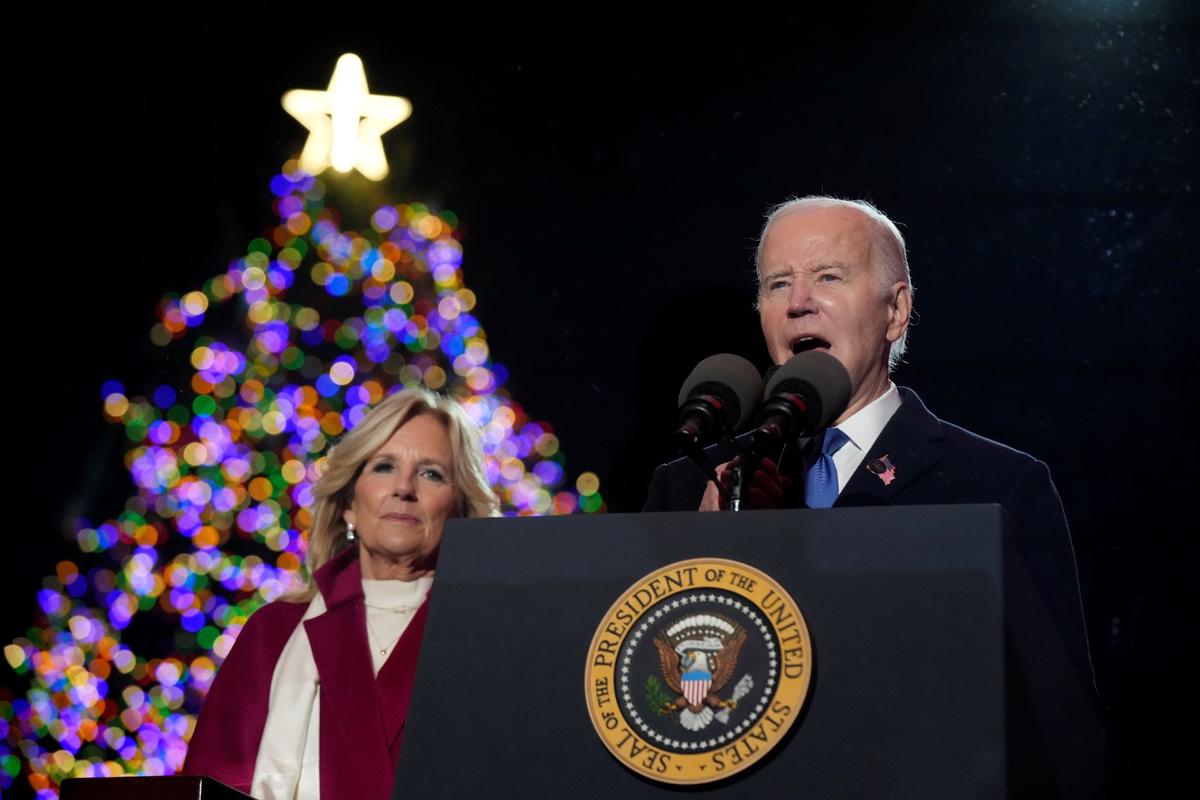 Tổng thống Joe Biden có bài diễn văn trong khi Đệ nhất Phu nhân Jill Biden lắng nghe sau khi họ thắp sáng Cây thông Giáng Sinh Quốc gia tại Công viên Ellipse gần Tòa Bạch Ốc ở Hoa Thịnh Đốn, hôm 30/11/2023. (Ảnh: Andrew Harnik/AP Photo)