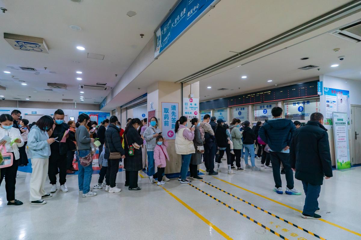 Các bậc cha mẹ và con em bị nhiễm bệnh hô hấp xếp hàng tại bệnh viện nhi ở Trùng Khánh, Trung Quốc, hôm 23/11/2023. (Ảnh: CFOTO/Future Publishing qua Getty Images)