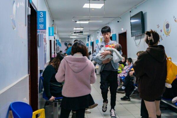 Các bậc cha mẹ có con nhỏ nhiễm bệnh hô hấp xếp hàng tại bệnh viện nhi ở Trùng Khánh, Trung Quốc, hôm 23/11/2023. (Ảnh: CFOTO/Future Publishing thông qua Getty Image