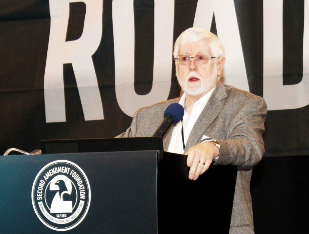 Tiến sĩ Robert Young, biên tập viên của trang Doctors for Responsible Gun Ownership, trình bày tại Hội nghị Chính sách Thường niên về Súng lần thứ 38 ở Phoenix, Arizona, hôm 04/09/2023. (Ảnh: Michael Clements/The Epoch Times)