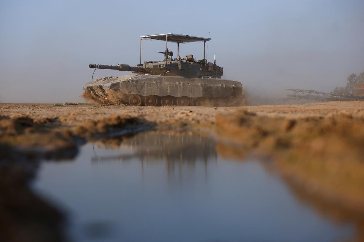 Một xe tăng Israel diễn tập gần biên giới Israel với miền nam Gaza, ở Israel, hôm 04/12/2023. (Ảnh: Amir Cohen/Reuters)