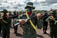 Các thành viên Lực lượng Đặc nhiệm của Quân đội Venezuela tham gia cuộc duyệt binh ở Tumeremo, Venezuela, cách biên giới với Guyana khoảng 90 km vào ngày 21/07/2015. (Ảnh: Federico Parra/AFP qua Getty Images)