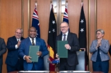 Thủ tướng Úc Anthony Albanese (thứ 2 từ phải sang) tham gia lễ ký kết chính thức với Thủ tướng Papua New Guinea James Marape (thứ 2 từ trái) tại Tòa nhà Nghị viện ở Canberra, Úc, hôm 07/12/2023. (Ảnh: Hilary Wardhaugh/AFP qua Getty Images)