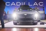 Người dân ngắm nhìn xe điện Cadillac Lyriq tại gian hàng Cadillac thuộc Triển lãm Xe Quốc tế Bắc Mỹ ở Detroit, Michigan hôm 14/09/2022. (Geoff Robins/AFP qua Getty Images)