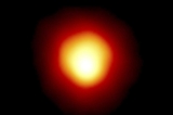 Hình ảnh này được thực hiện bằng Kính viễn vọng Không gian Hubble và được NASA công bố vào ngày 10/08/2020 cho thấy ngôi sao Alpha Orionis, hay ngôi sao Betelgeuse, một siêu sao đỏ. (Ảnh: Andrea Dupree (Harvard-Smithsonian CfA), Ronald Gilliland (STScI), NASA và ESA qua AP)