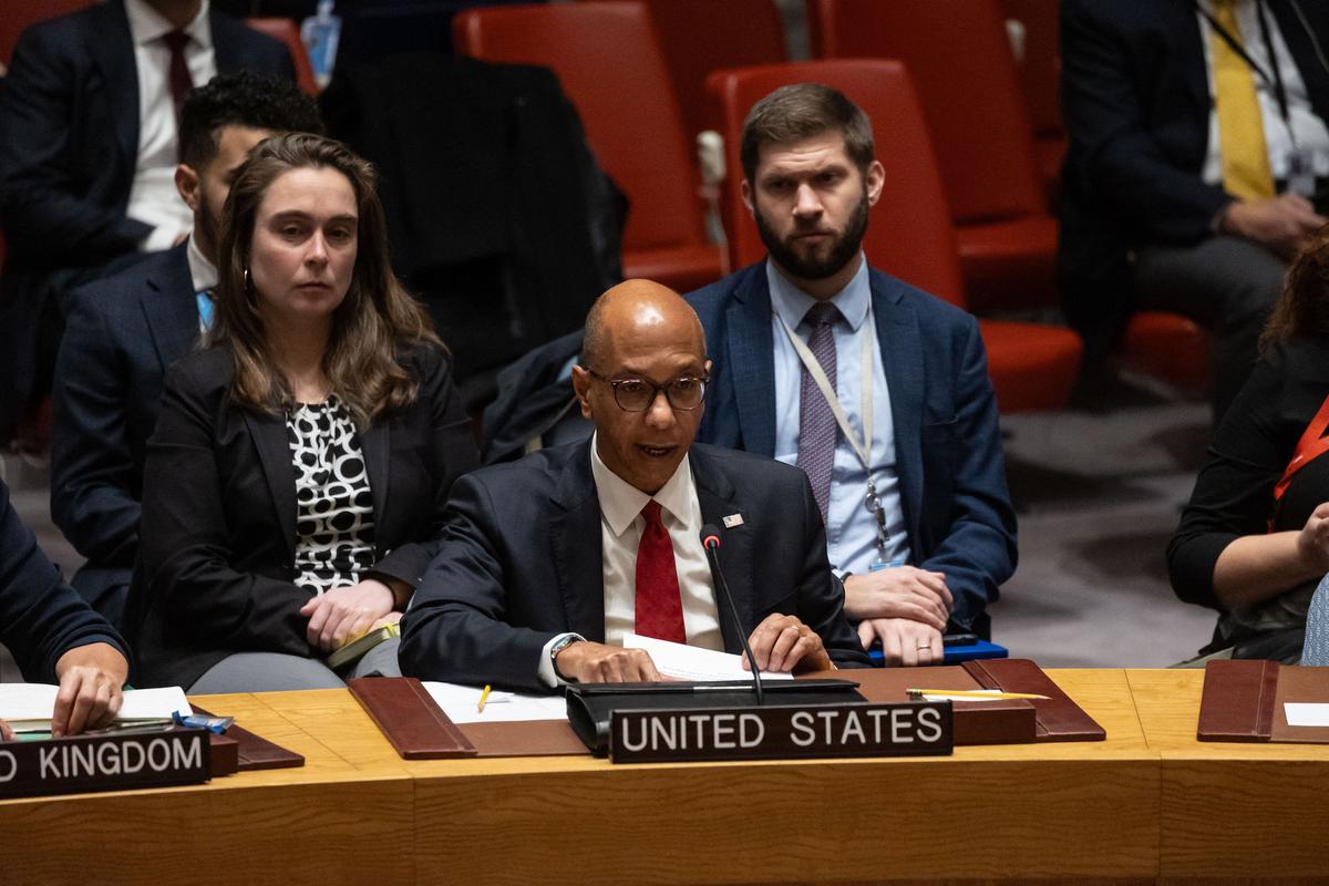 Đại sứ Hoa Kỳ tại Liên Hiệp Quốc Robert Wood nói trong cuộc họp về Gaza của Hội đồng Bảo an Liên Hiệp Quốc, tại trụ sở Liên Hiệp Quốc ở thành phố New York hôm 08/12/2023. (Ảnh: Yuki Iwamura/AFP qua Getty Images)