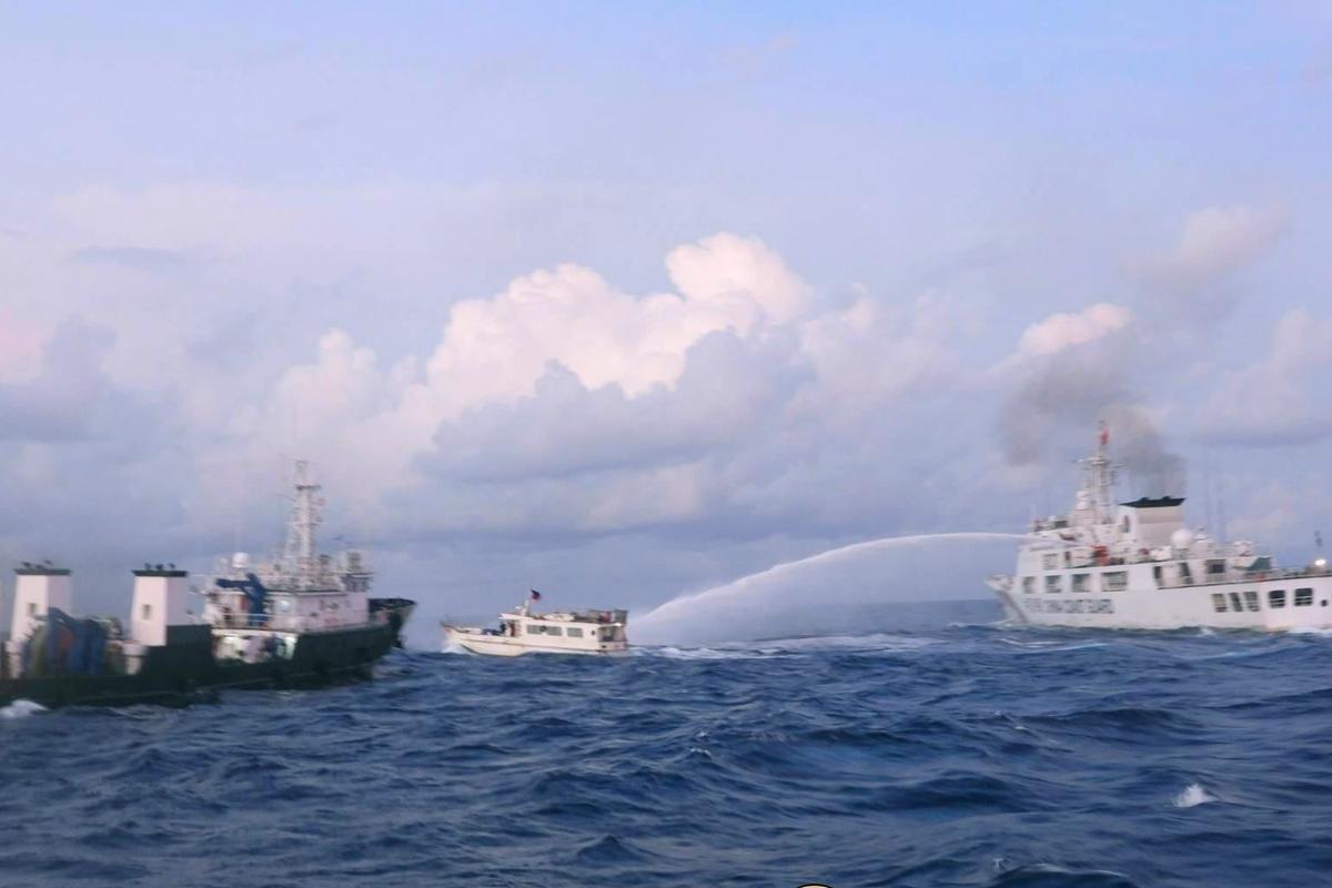 Một tàu Hải cảnh Trung Quốc sử dụng vòi rồng phun nước vào tàu tiếp vận M/L Kalayaan do hải quân Philippines điều hành khi tàu này đến gần Bãi cạn Second Thomas, người dân địa phương gọi là Bãi cạn Ayungin (Bãi Cỏ Mây), trong khu vực Biển Đông đang tranh chấp hôm 10/12/2023. (Ảnh: Lực lượng Tuần duyên Philippines qua AP)